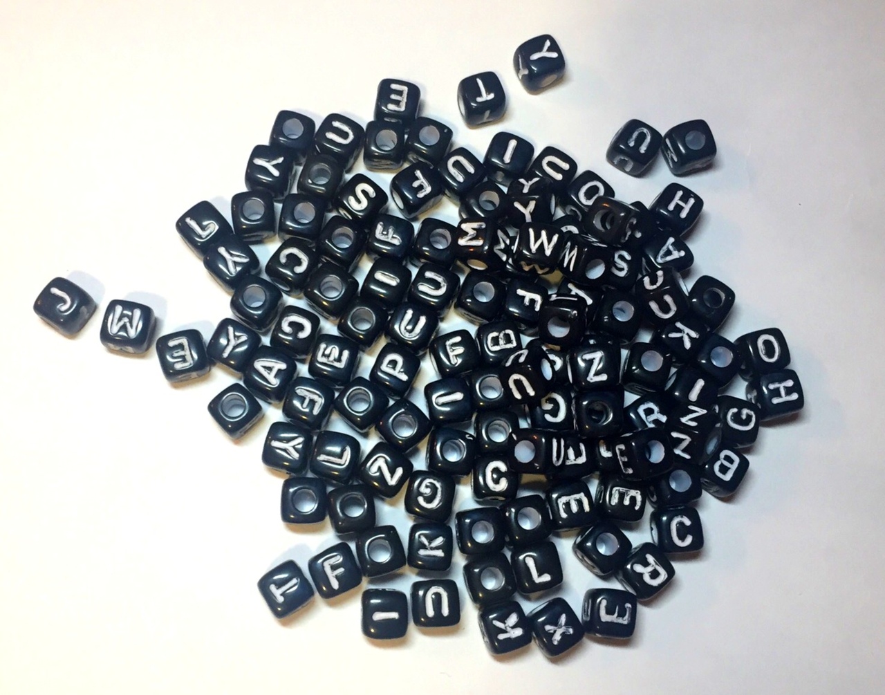Набор квадратных бусин "Буквы" белые на черном, 500 штук