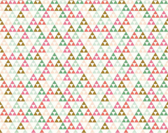 Отрез ткани 50х55см Треугольники разноцветные и золотые на белом фоне 