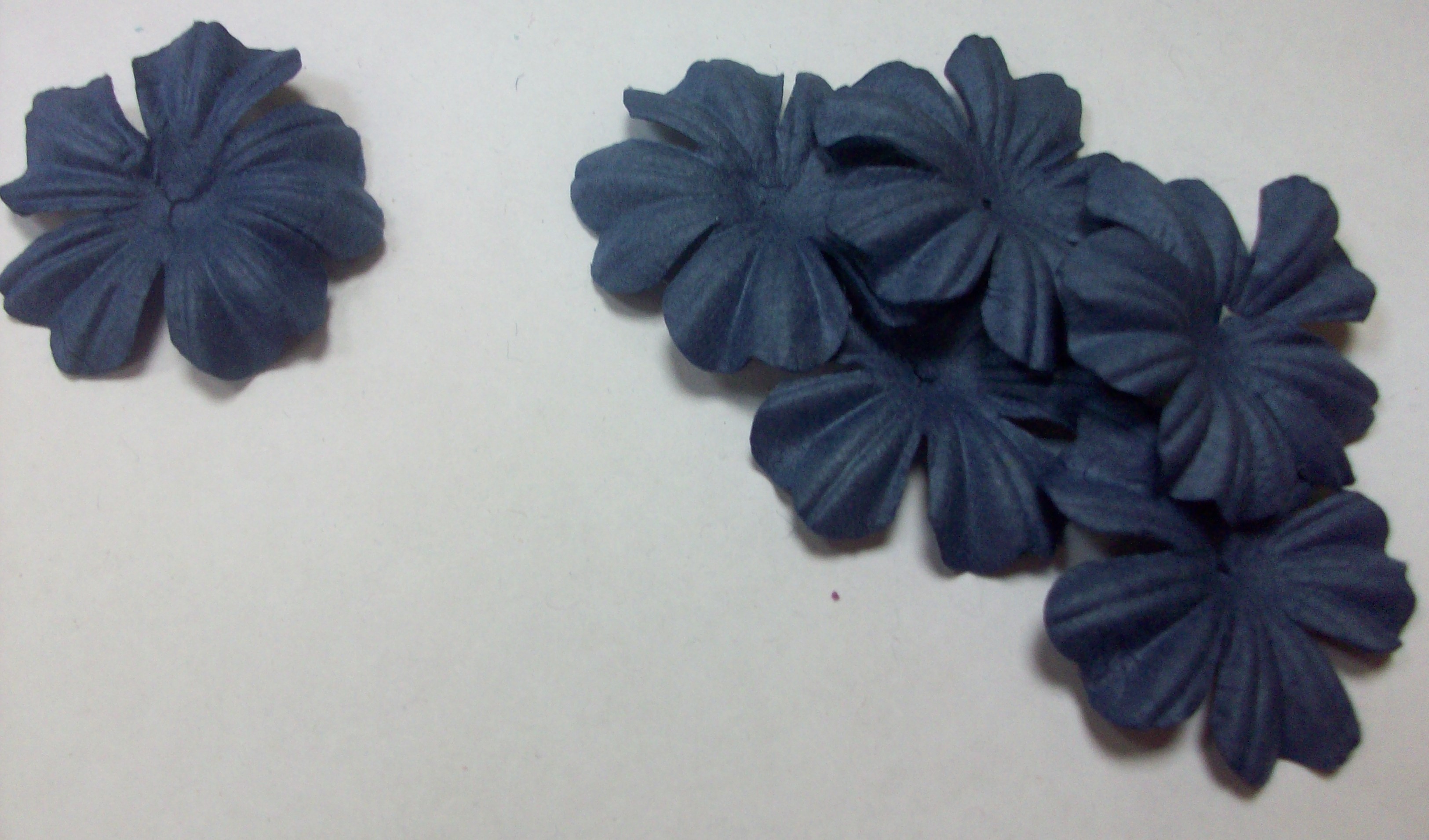 Плоские декоративные цветочки, темно-синие от магазина ScrapMan.ru