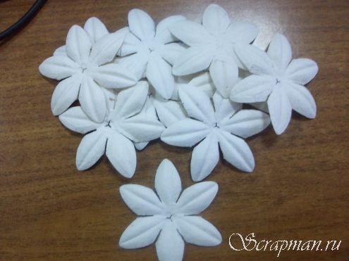 Плоские декоративные цветы, белые, 5 см. от магазина ScrapMan.ru