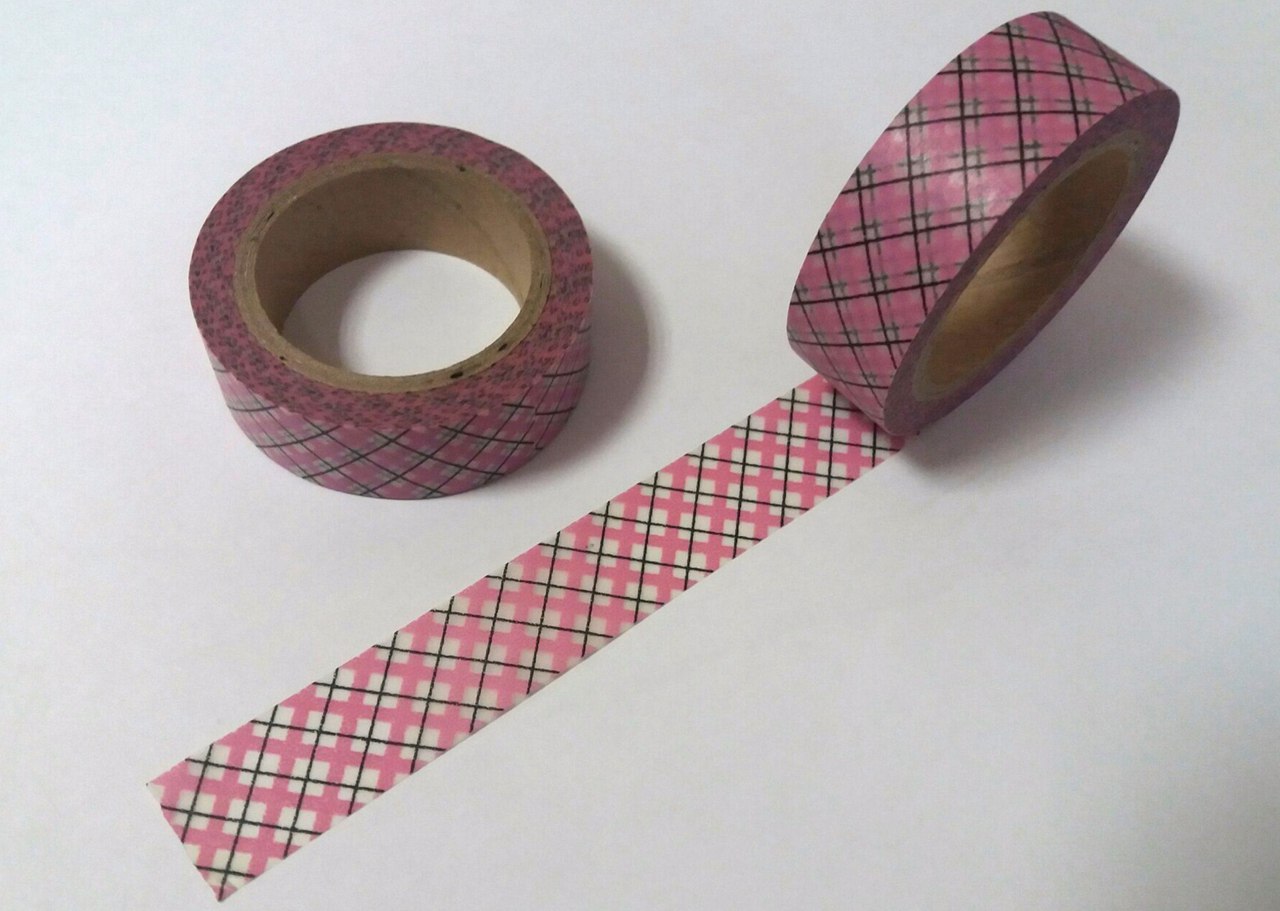 Украшение скотч. Поделки со скотчем. Бумажный скотч розовый. Декоративные ленты из бумаги. Клейкая лента розовая.