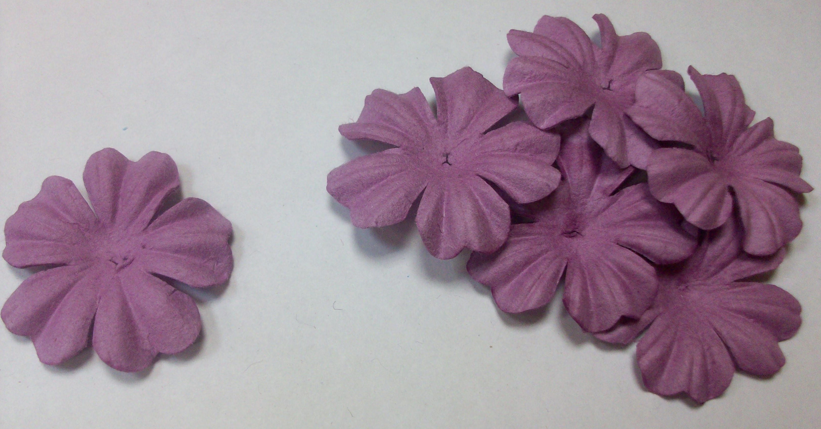 Плоские декоративные цветочки, фиолетовые от магазина ScrapMan.ru