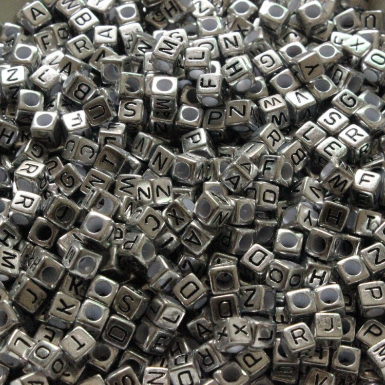 Набор квадратных бусин "Буквы" серебро, 500 штук