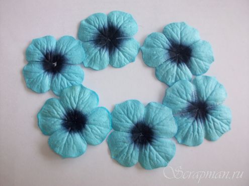 Цветы плоские декоративные, голубые с синим центром, 40*42 мм.